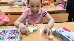 Học sinh trường Tiểu học Hà Nội hứng thú với hoạt động trải nghiệm sáng tạo