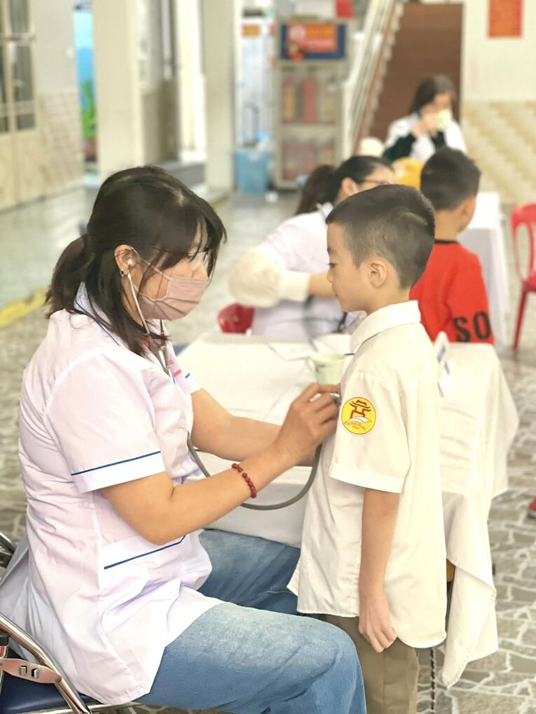 Trường Tiểu học Hà Nội tổ chức khám sức khỏe đầu năm học cho học sinh toàn trường